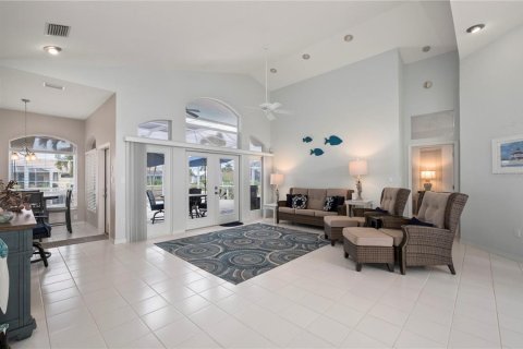House in Punta Gorda, Florida 3 bedrooms, 239.87 sq.m. № 2196676 - photo 12