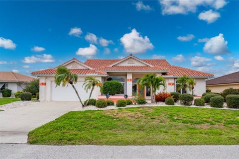 House in Punta Gorda, Florida 3 bedrooms, 239.87 sq.m. № 2196676 - photo 3