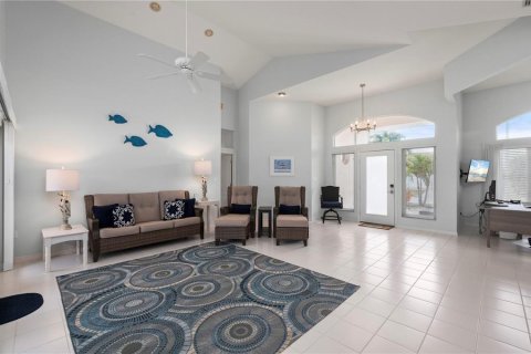 House in Punta Gorda, Florida 3 bedrooms, 239.87 sq.m. № 2196676 - photo 13