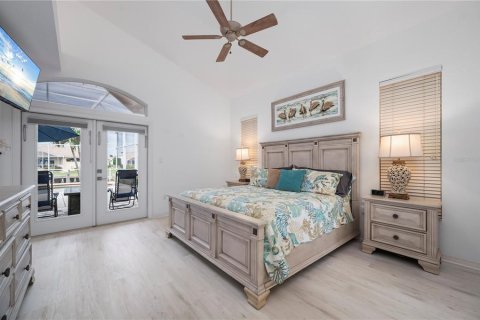 House in Punta Gorda, Florida 3 bedrooms, 239.87 sq.m. № 2196676 - photo 29