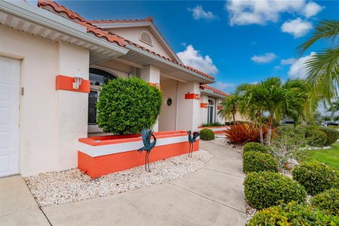 House in Punta Gorda, Florida 3 bedrooms, 239.87 sq.m. № 2196676 - photo 6