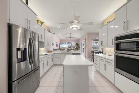 House in Punta Gorda, Florida 3 bedrooms, 239.87 sq.m. № 2196676 - photo 20