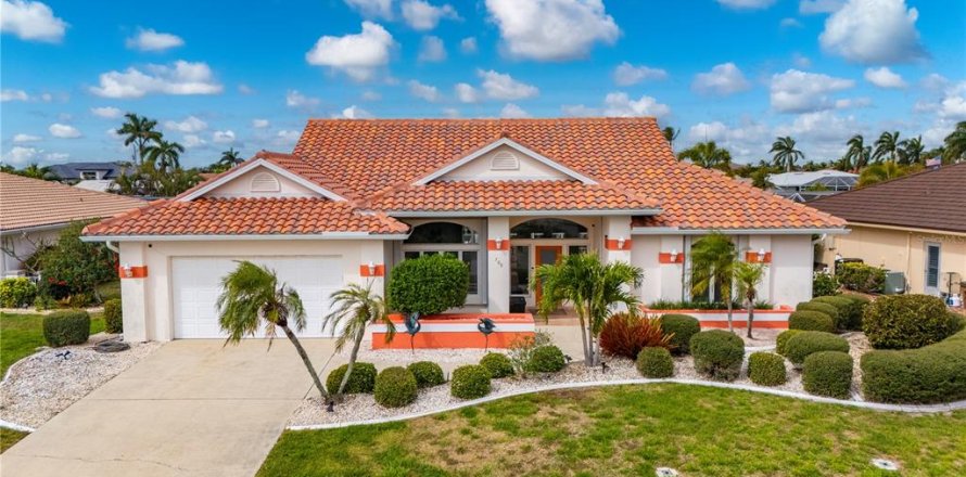 House in Punta Gorda, Florida 3 bedrooms, 239.87 sq.m. № 2196676