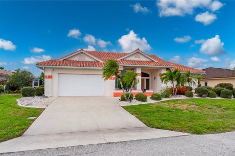 House in Punta Gorda, Florida 3 bedrooms, 239.87 sq.m. № 2196676 - photo 4