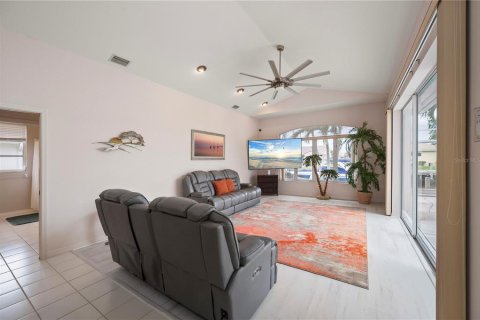 House in Punta Gorda, Florida 3 bedrooms, 239.87 sq.m. № 2196676 - photo 25