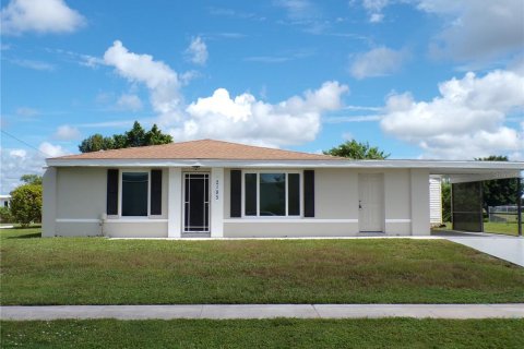 House in Port Charlotte, Florida 2 bedrooms, 99.96 sq.m. № 2353288
