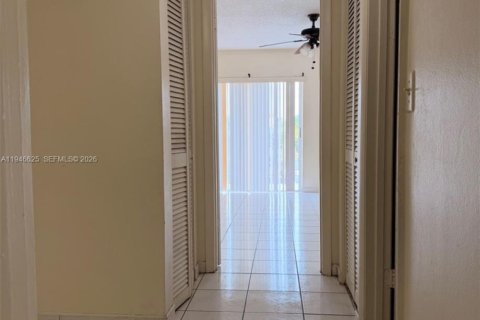 Condo in Hialeah, Florida, 2 bedrooms  № 2003459 - photo 14