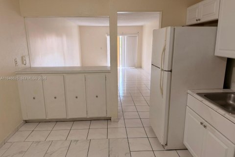 Condo in Hialeah, Florida, 2 bedrooms  № 2003459 - photo 9
