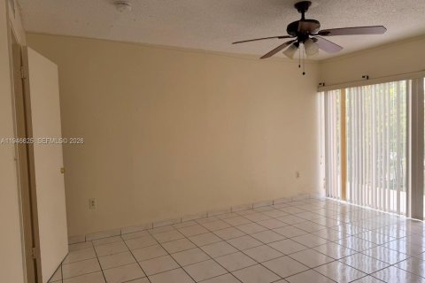 Condo in Hialeah, Florida, 2 bedrooms  № 2003459 - photo 16