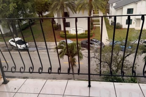 Condo in Hialeah, Florida, 2 bedrooms  № 2003459 - photo 12
