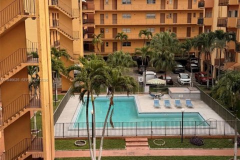 Condo in Hialeah, Florida, 2 bedrooms  № 2003459 - photo 3