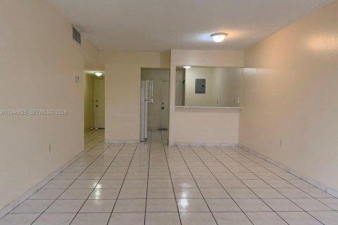 Condo in Hialeah, Florida, 2 bedrooms  № 2003459 - photo 10