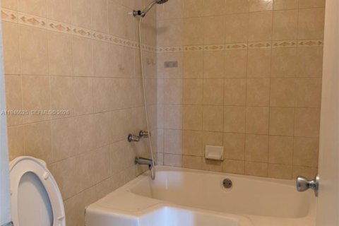 Condo in Hialeah, Florida, 2 bedrooms  № 2003459 - photo 20