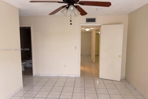 Condo in Hialeah, Florida, 2 bedrooms  № 2003459 - photo 15