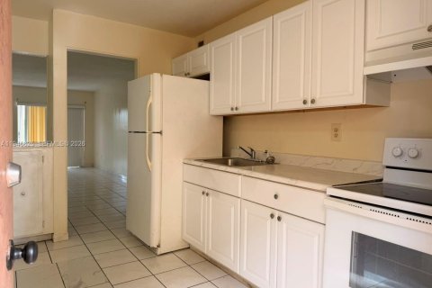 Condo in Hialeah, Florida, 2 bedrooms  № 2003459 - photo 7