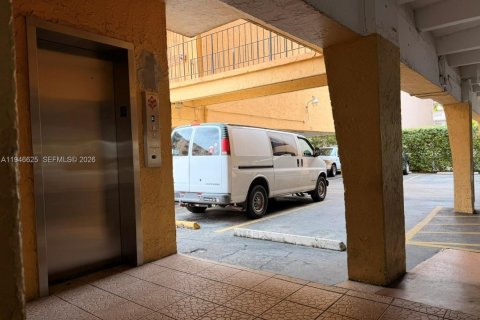 Condo in Hialeah, Florida, 2 bedrooms  № 2003459 - photo 21