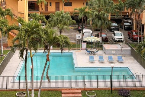 Condo in Hialeah, Florida, 2 bedrooms  № 2003459 - photo 2