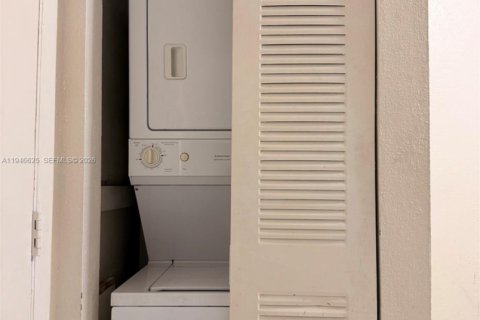 Condo in Hialeah, Florida, 2 bedrooms  № 2003459 - photo 8