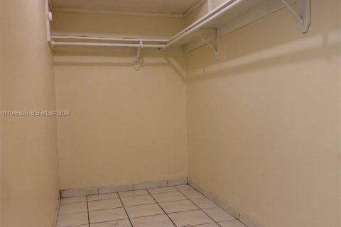 Condo in Hialeah, Florida, 2 bedrooms  № 2003459 - photo 18