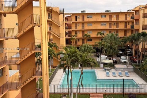 Condo in Hialeah, Florida, 2 bedrooms  № 2003459 - photo 23