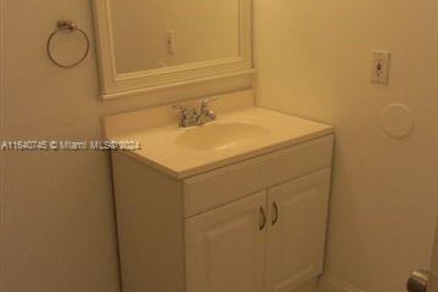 Condo in Miami, Florida, 1 bedroom  № 1710793 - photo 15