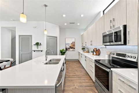 Adosado en venta en Tampa, Florida, 3 dormitorios, 184.69 m2 № 2304426 - foto 2