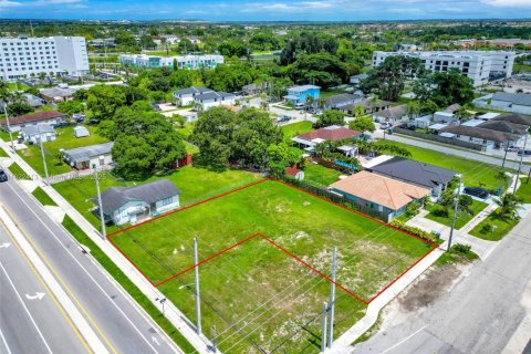 Commercial property in Miami, Florida № 1977754