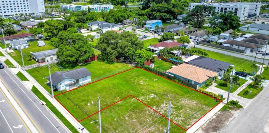 Commercial property in Miami, Florida № 1977754