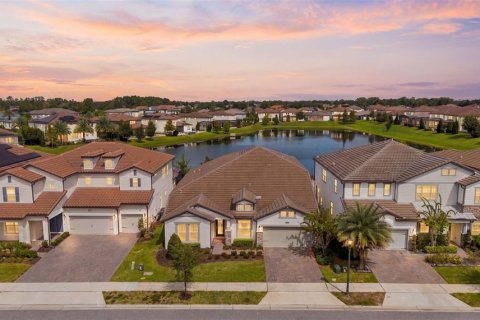 House in Orlando, Florida 6 bedrooms, 404.96 sq.m. № 2391567 - photo 2