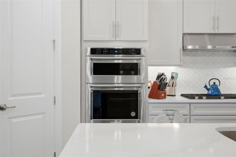 House in Orlando, Florida 6 bedrooms, 404.96 sq.m. № 2391567 - photo 23