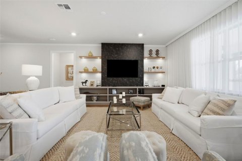 House in Orlando, Florida 6 bedrooms, 404.96 sq.m. № 2391567 - photo 11