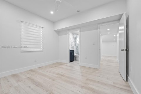 House in Miami, Florida 2 bedrooms, 160.91 sq.m. № 1955113 - photo 10