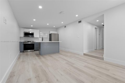 House in Miami, Florida 2 bedrooms, 160.91 sq.m. № 1955113 - photo 2