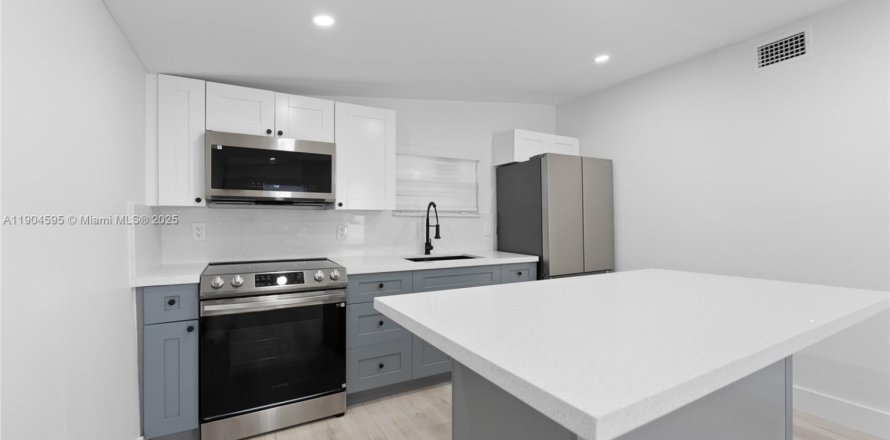 House in Miami, Florida 2 bedrooms, 160.91 sq.m. № 1955113