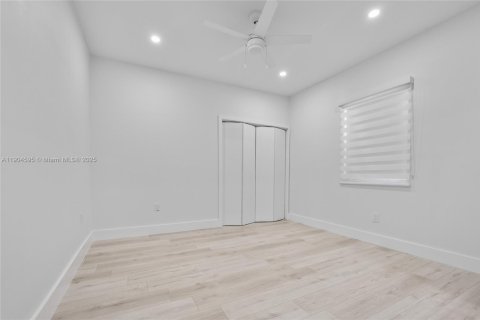 House in Miami, Florida 2 bedrooms, 160.91 sq.m. № 1955113 - photo 11