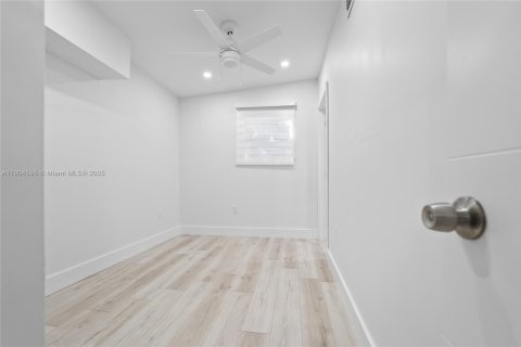 House in Miami, Florida 2 bedrooms, 160.91 sq.m. № 1955113 - photo 12