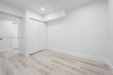 House in Miami, Florida 2 bedrooms, 160.91 sq.m. № 1955113 - photo 13