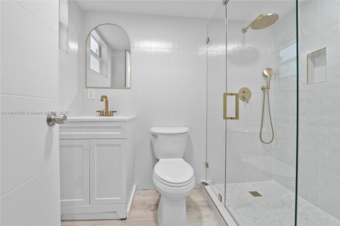 House in Miami, Florida 2 bedrooms, 160.91 sq.m. № 1955113 - photo 15