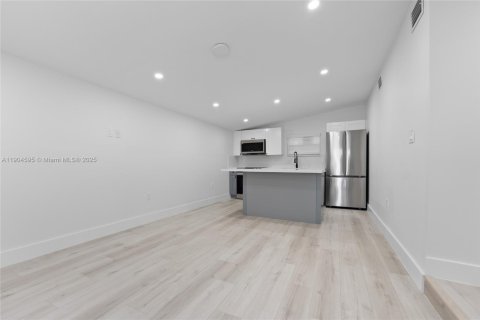 House in Miami, Florida 2 bedrooms, 160.91 sq.m. № 1955113 - photo 3