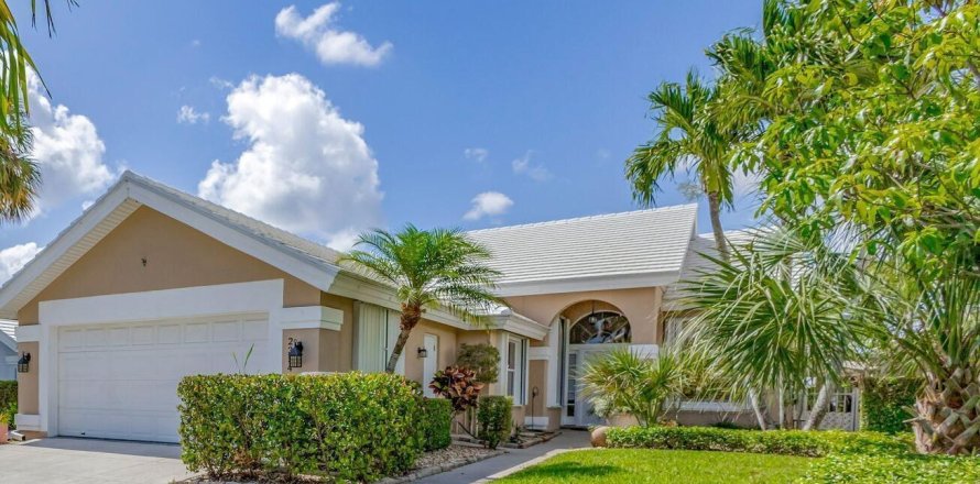 House in West Palm Beach, Florida 3 bedrooms, 210.98 sq.m. № 2084719