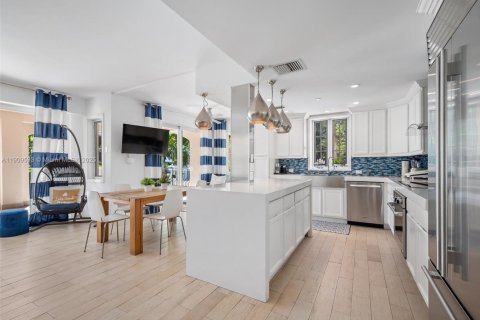 Condo in Miami Beach, Florida, 3 bedrooms  № 2013481 - photo 9