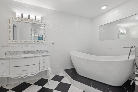 Condo in Miami Beach, Florida, 3 bedrooms  № 2013481 - photo 16