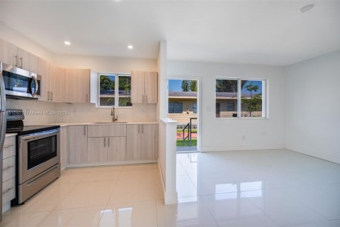 House in Miami, Florida 1 bedroom, 58.9 sq.m. № 1966621 - photo 5