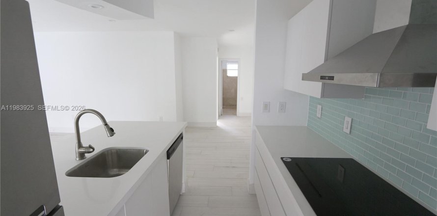 Condominio en Miami Beach, Florida, 1 dormitorio  № 2048448