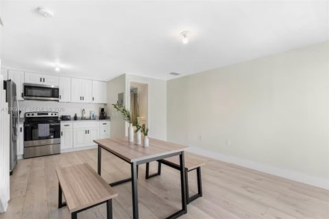 Снять в аренду виллу или дом в Форт-Лодердейл, Флорида 1 спальня, 297.01м2, № 2025651 - фото 4