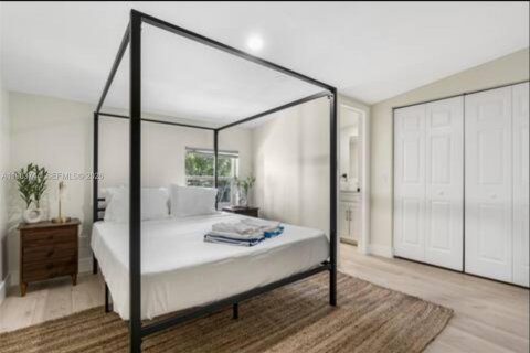 Снять в аренду виллу или дом в Форт-Лодердейл, Флорида 1 спальня, 297.01м2, № 2025651 - фото 2