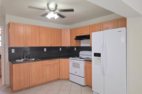 House in Hollywood, Florida 2 bedrooms, 243.87 sq.m. № 2062615 - photo 3