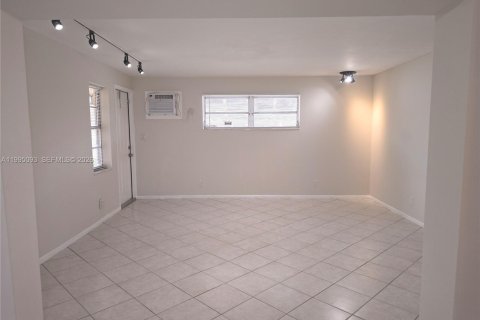 House in Hollywood, Florida 2 bedrooms, 243.87 sq.m. № 2062615 - photo 5