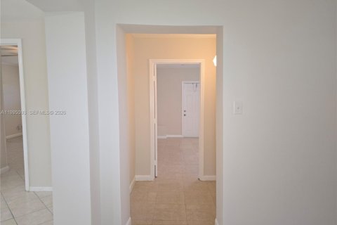 House in Hollywood, Florida 2 bedrooms, 243.87 sq.m. № 2062615 - photo 15