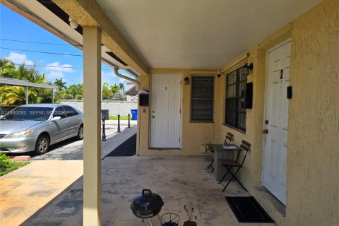 House in Hollywood, Florida 2 bedrooms, 243.87 sq.m. № 2062615 - photo 2